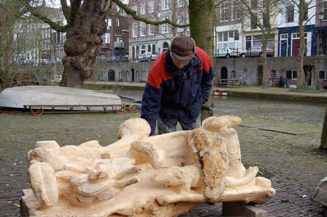 Jules Ennekin en het kunstwerk op de oude gracht